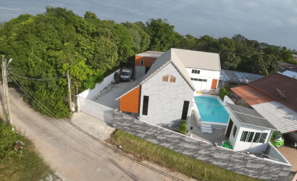 an aerial view of a house with a yard at Windy Pool Villa Pattaya 3 King size bedrooms in Ban Bang Lamung