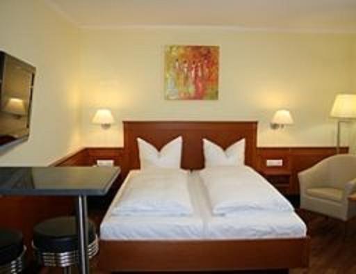 Postel nebo postele na pokoji v ubytování Apartment Hotel KRAL - BUSINESS HOTEL & SERVICED APARTMENTS