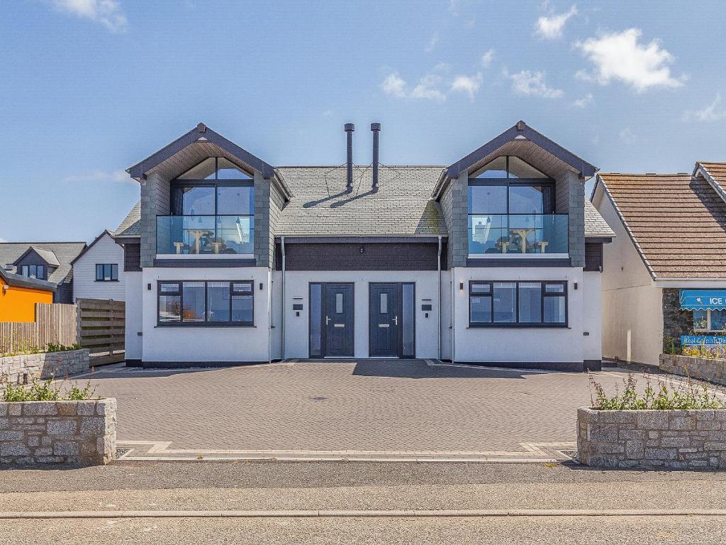 een groot wit huis met veel ramen bij Scilla - Uk50179 in Helston