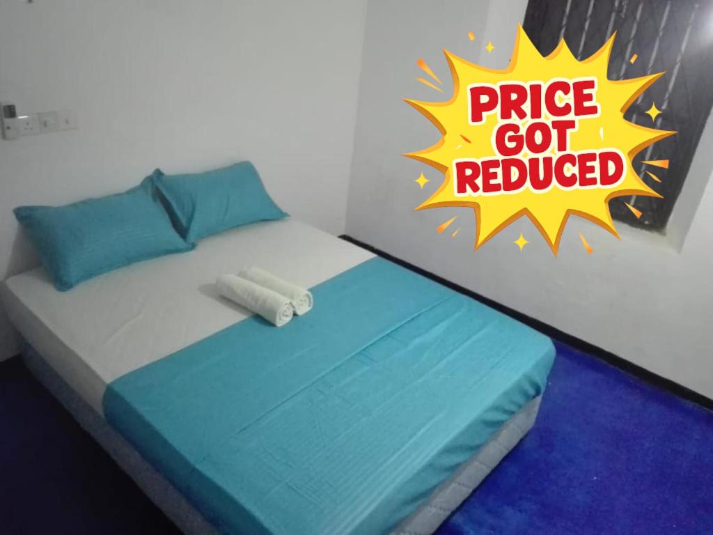 Giường trong phòng chung tại Unawatuna Beach Villa by Serenity