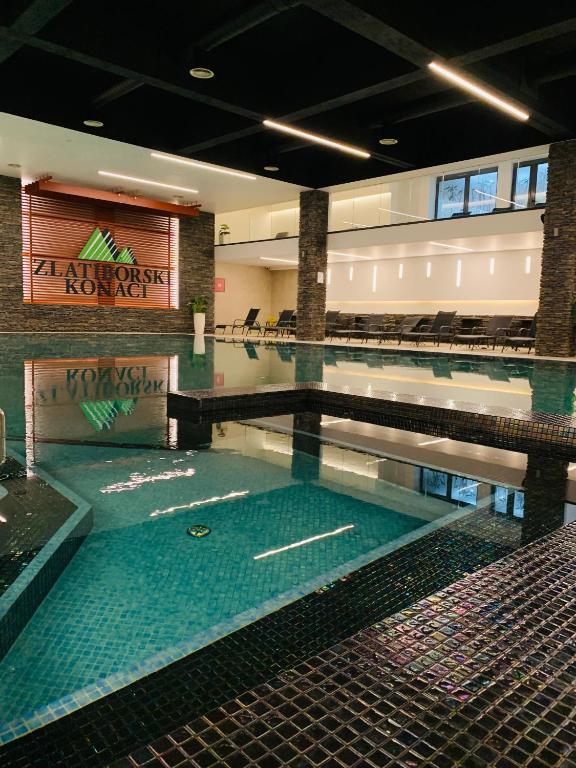 a large swimming pool in a building at Beli Apartman u Zlatiborskim konacima Bele vode bb in Zlatibor
