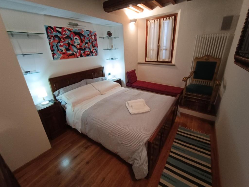 Ένα ή περισσότερα κρεβάτια σε δωμάτιο στο Casa via dei Longini