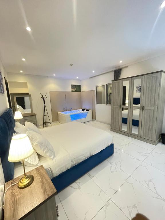 a large bedroom with a bed and a lamp at شقة بنظام فيلا مستقلة بالكورنيش apartment with villa system in Jeddah