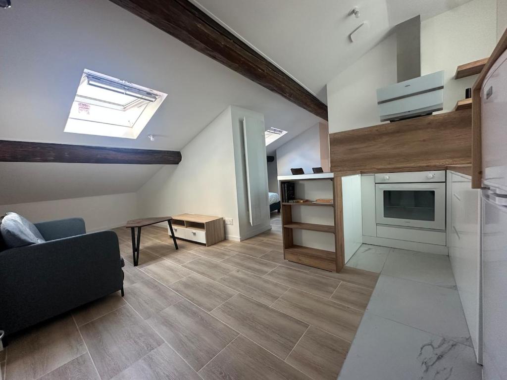 een kamer met een keuken en een woonkamer bij Le Graoully 1 in Metz