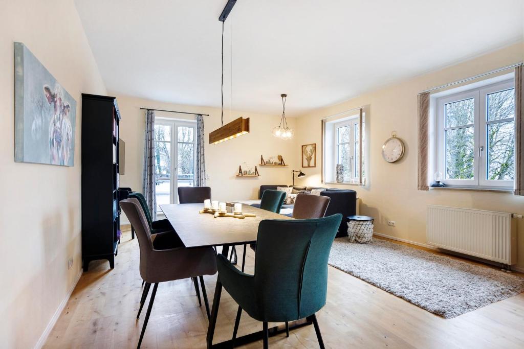 a dining room and living room with a table and chairs at Ferienwohnung Flür in Weiler-Simmerberg