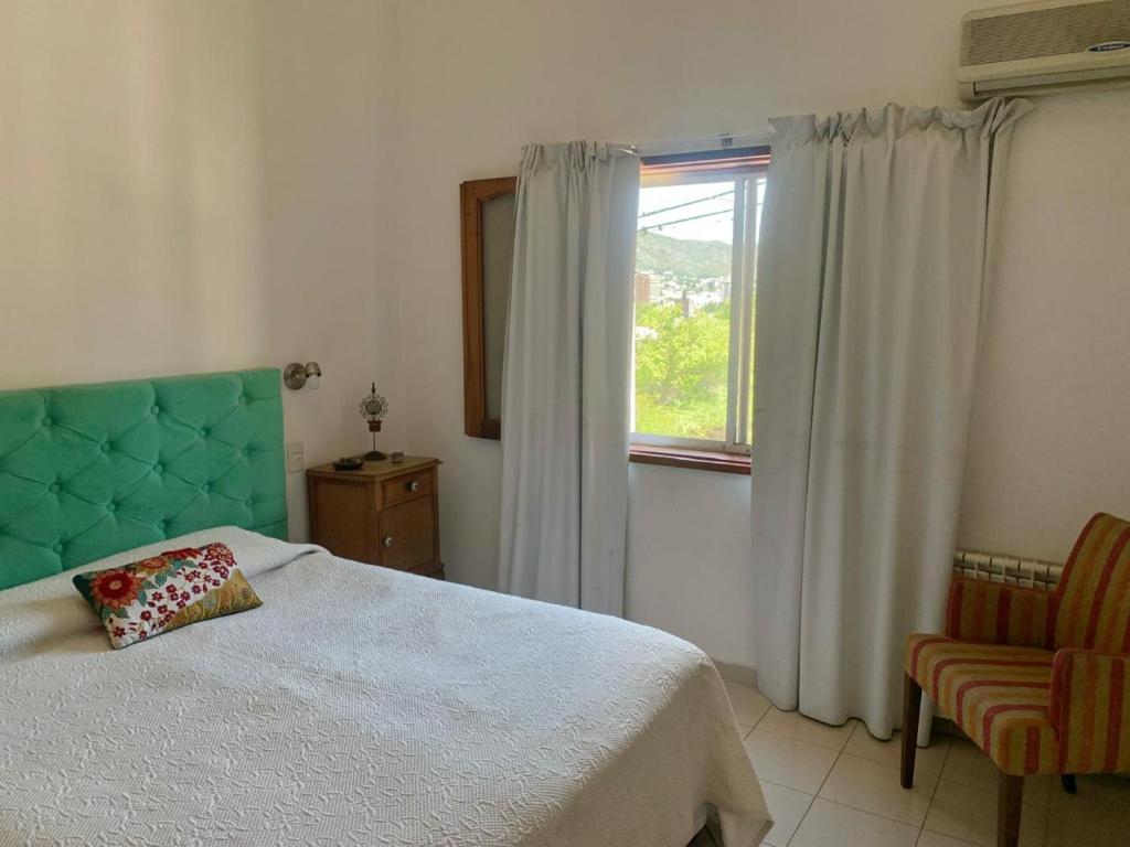 een slaapkamer met een bed en een raam bij Casa Maru in Villa Carlos Paz
