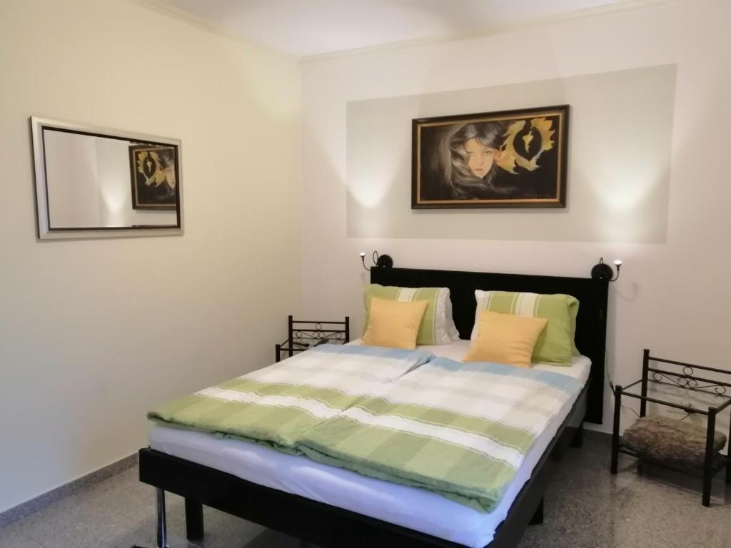 a bedroom with a bed and a painting on the wall at Appartment Graz Zentrum in Graz