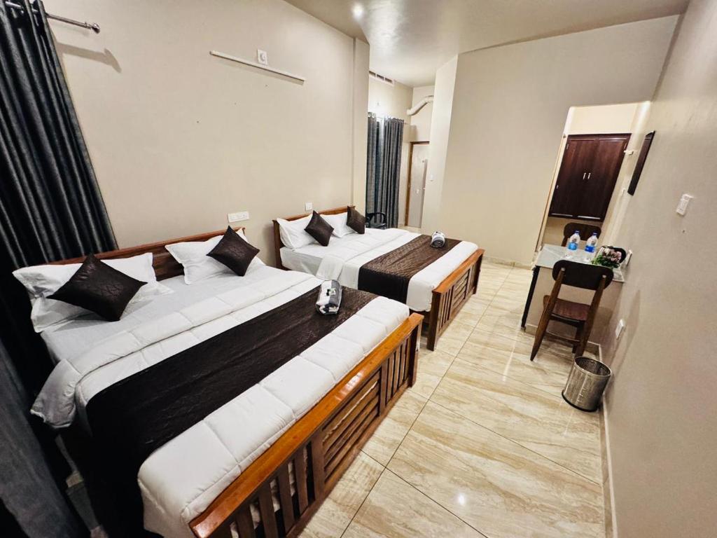 Giường trong phòng chung tại Willownest munnar 2bhk entire private villa with balcony view and BBQ & kitchen