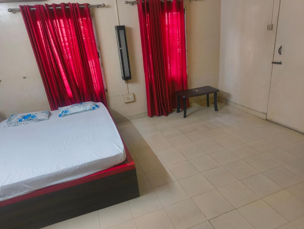 Ένα ή περισσότερα κρεβάτια σε δωμάτιο στο Hotel Ganapati Bhawan