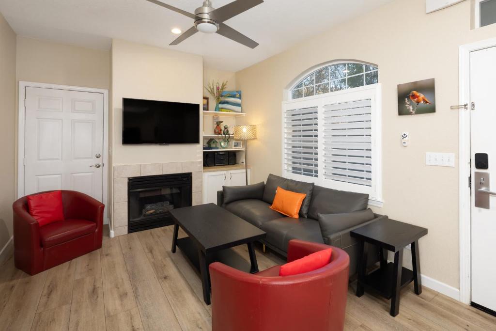 Una sala de estar con un sofá y una chimenea. en Sunny Sands Retreat, en Oceano