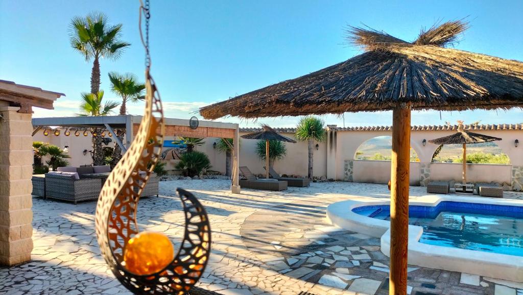 ein Resort mit einer Schaukel und einem Pool in der Unterkunft Casa Algezar in Hondón de las Nieves