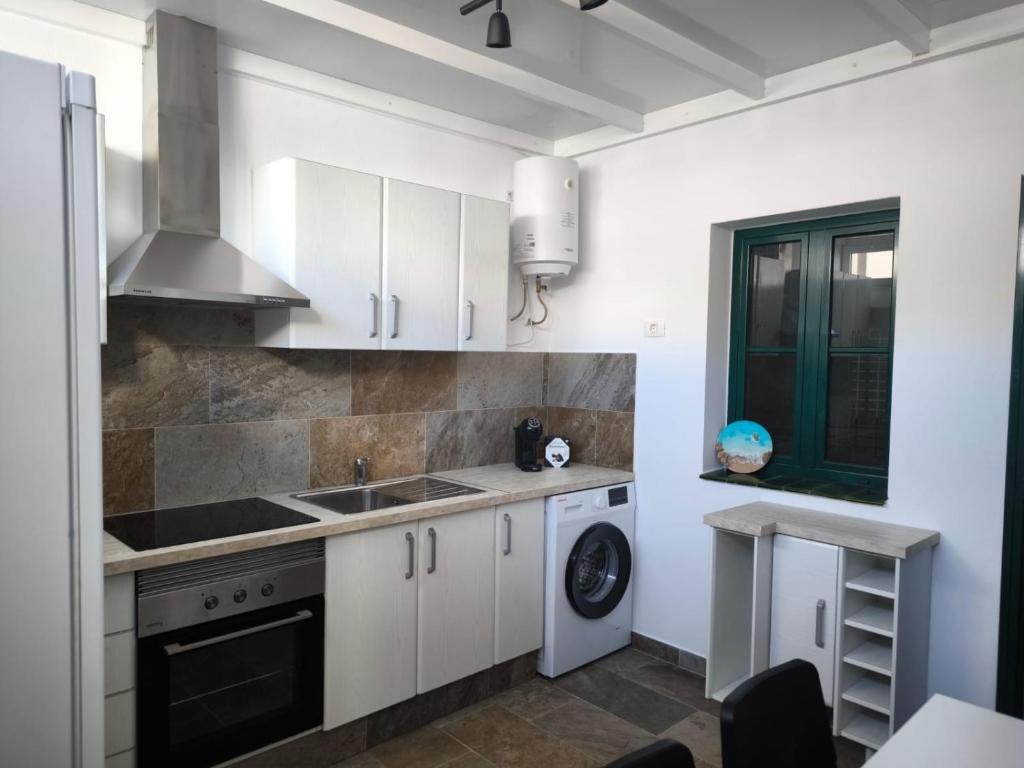 Η κουζίνα ή μικρή κουζίνα στο Family's House