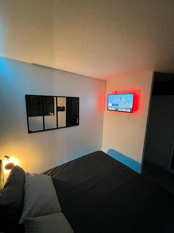 Galeriebild der Unterkunft Halte Orléanaise I Parking I Wifi I TV I Près de la gare in Orléans