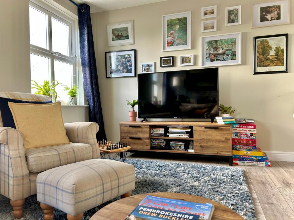 Et tv og/eller underholdning på Charming Pembrokeshire Townhouse