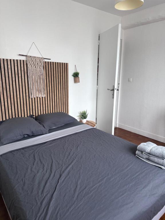 En eller flere senge i et værelse på Halte Centre Orléans Proche Gare I Collection IQ