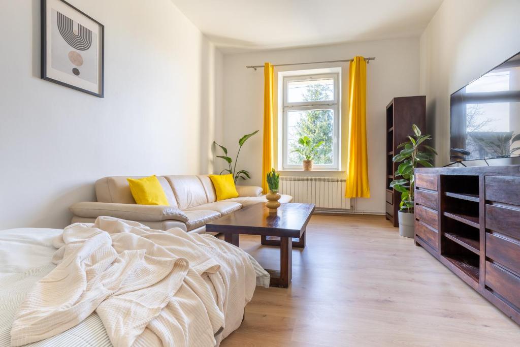 ein Wohnzimmer mit einer Couch und einem Couchtisch in der Unterkunft ANTA Salt Mine City in Wieliczka