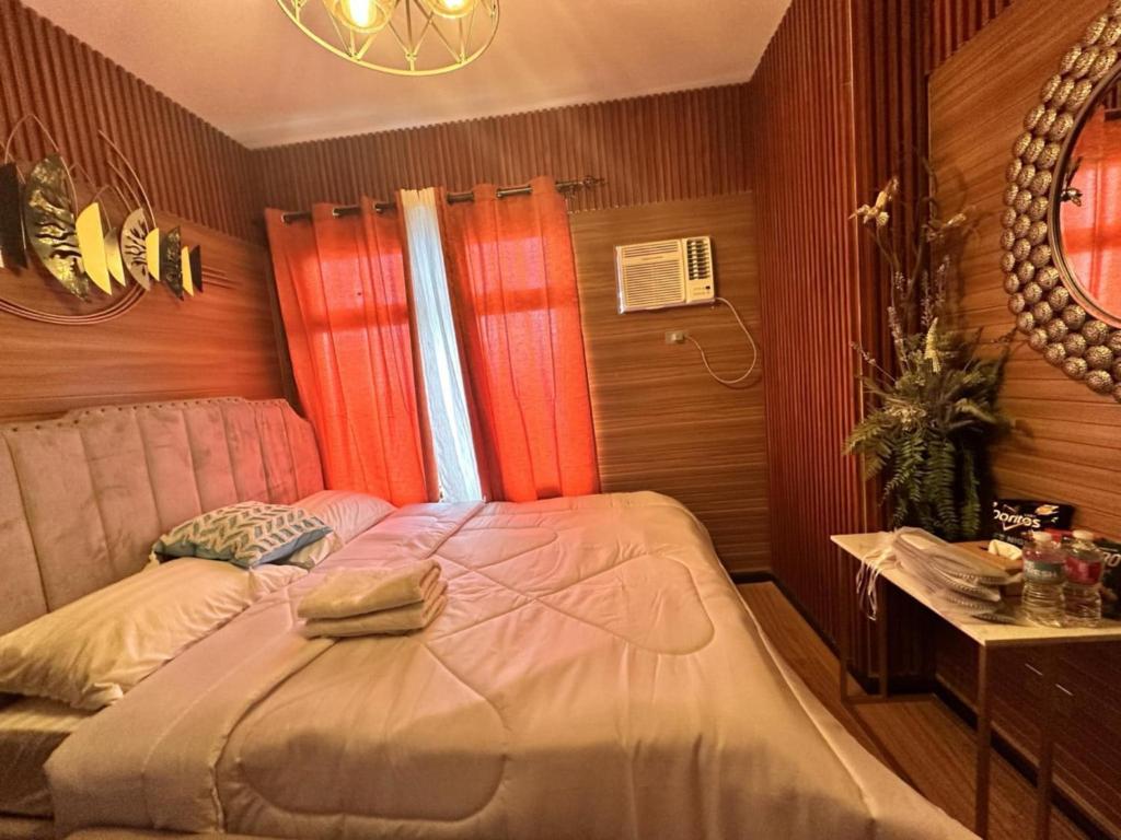 En eller flere senge i et værelse på Cozy 1BR Condotel in Pasay Manila Near NAIA Airport, Mall of Asia, Manila Bay, PICC and CPP Pet-Friendly with Free Pool Access, Gym, Sauna Fast WiFi, Netflix