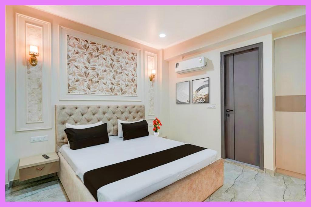 En eller flere senge i et værelse på Hotel Madhav Premium Inn