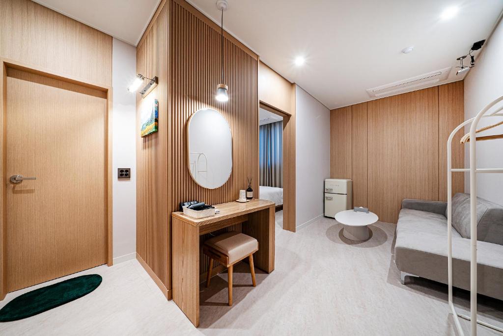 Postel nebo postele na pokoji v ubytování 레스티아 스테이 강릉역점