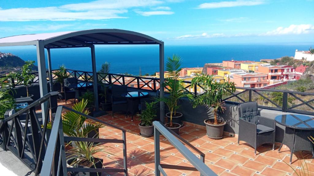 een balkon met uitzicht op de oceaan bij Apartamentos Monasterio de San Antonio - adults only in Icod de los Vinos