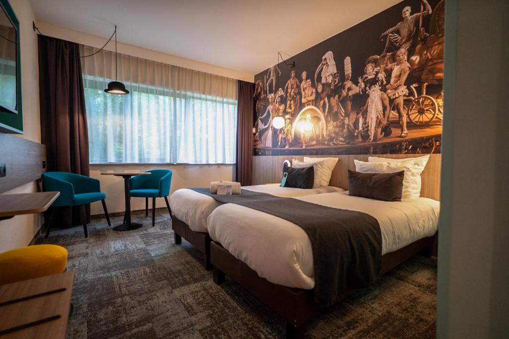 a hotel room with a large bed with a painting on the wall at Hotel & Aparthotel Casteau Resort Mons Soignies in Casteau