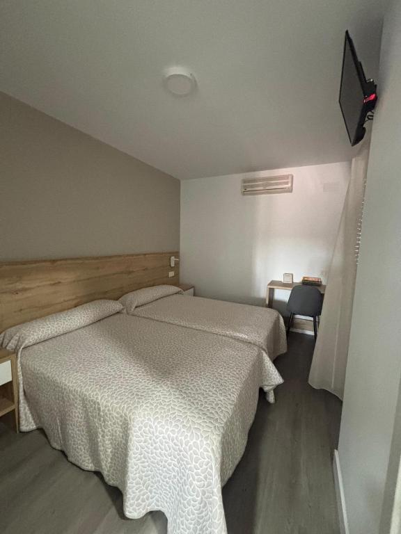 En eller flere senge i et værelse på Hostal Restaurante Los Rosales