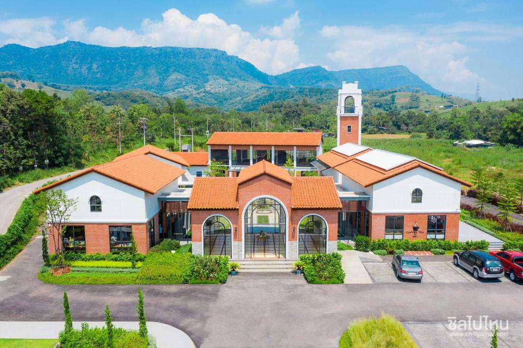 En generel udsigt til bjerge eller udsigt til bjerge taget fra resortet