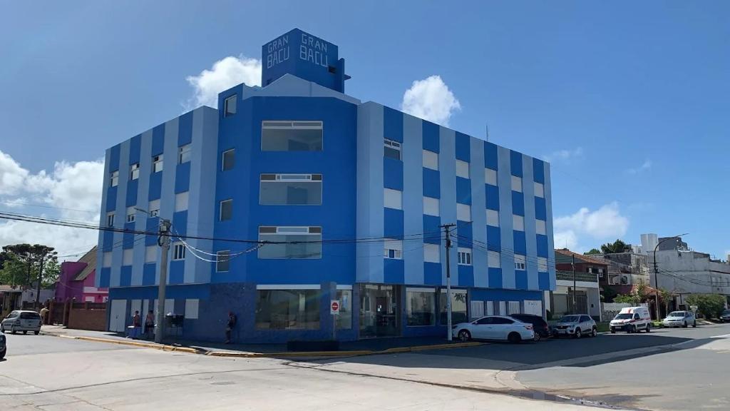 een blauw gebouw op de hoek van een straat bij Hotel Gran Bacu in Mar de Ajó