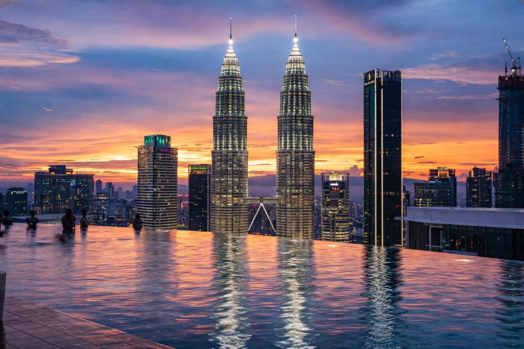 una vista delle torri gemelle Petronas al tramonto di Golden Triangle Suites klcc By Majestic a Kuala Lumpur