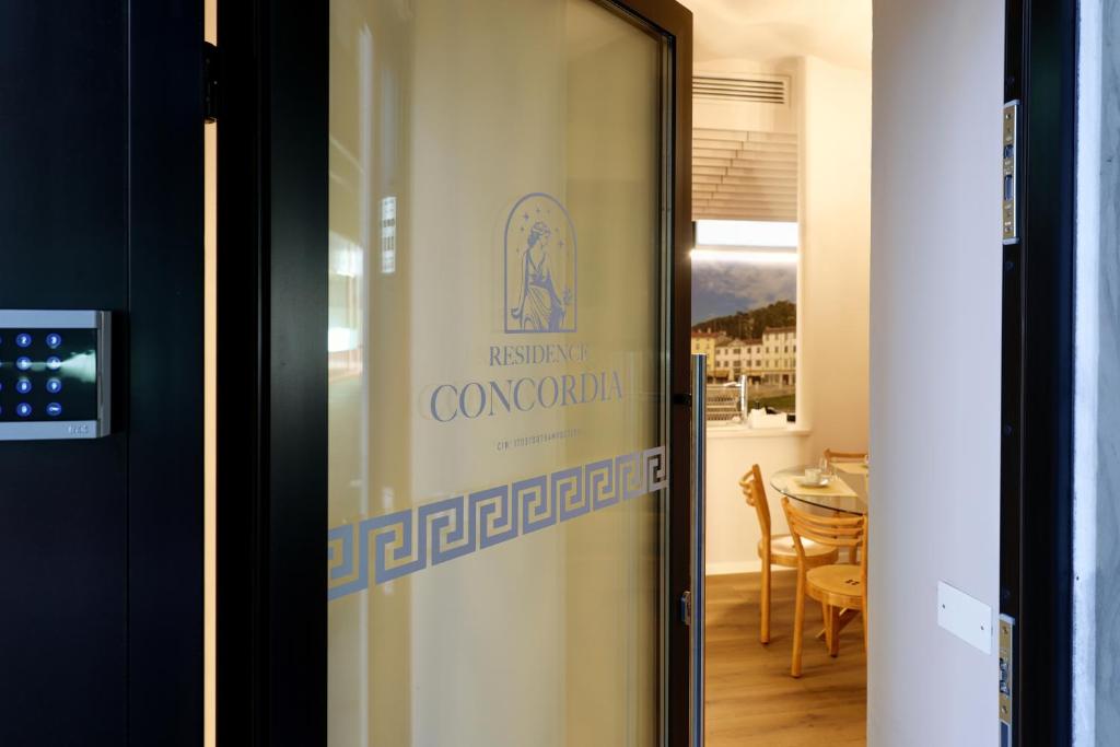Et logo, certifikat, skilt eller en pris der bliver vist frem på Residence Concordia