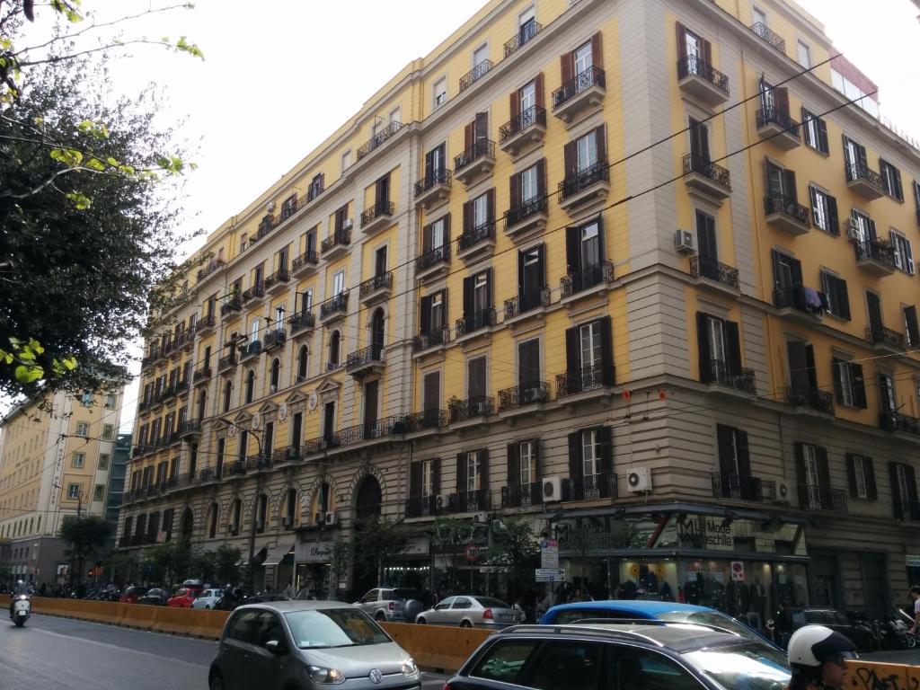 ナポリにあるビー イタリアン フラット ボヴィオの大きな黄色の建物