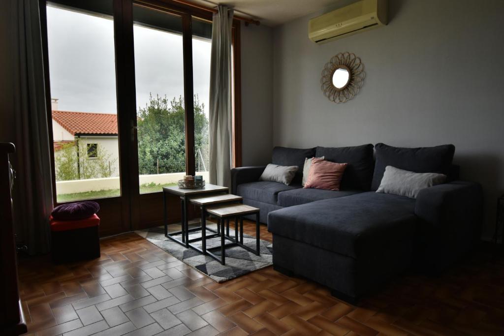 Et opholdsområde på Appartement avec jolie vue et jardin privatif