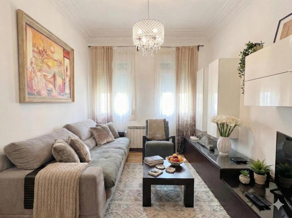a living room with a couch and a table at Céntrico Apartamento con parking in A Coruña