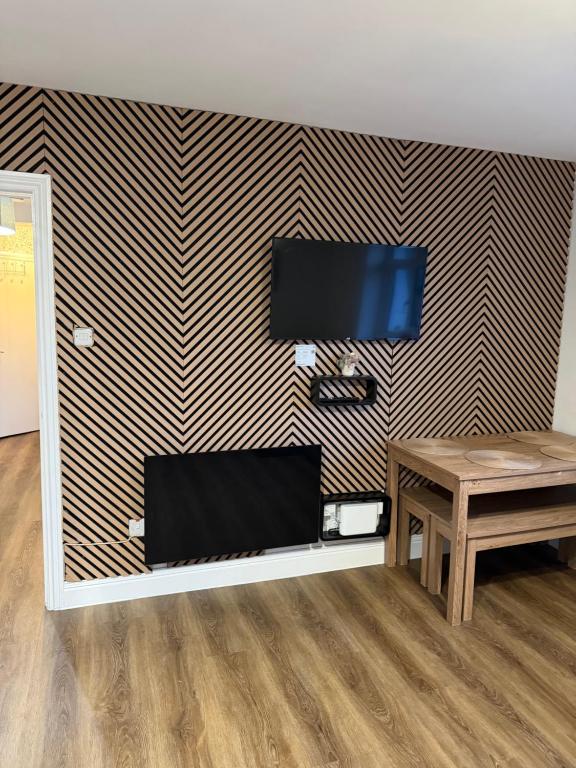 TV a/nebo společenská místnost v ubytování Palm Court next to the Sea 5 minutes from the Beach