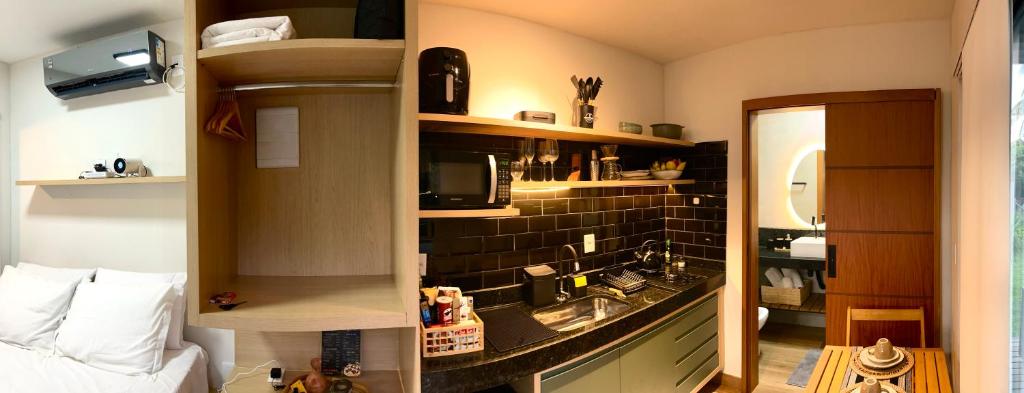 una camera con cucina completa di lavello e forno a microonde di Villa Manah a Itaúnas