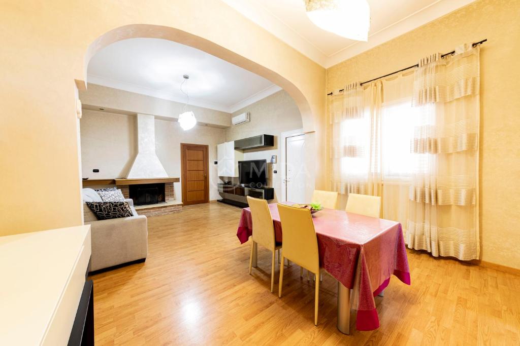 eine Küche und ein Wohnzimmer mit Tisch und Stühlen in der Unterkunft CORAL BAY Apartment in Porto Cesareo
