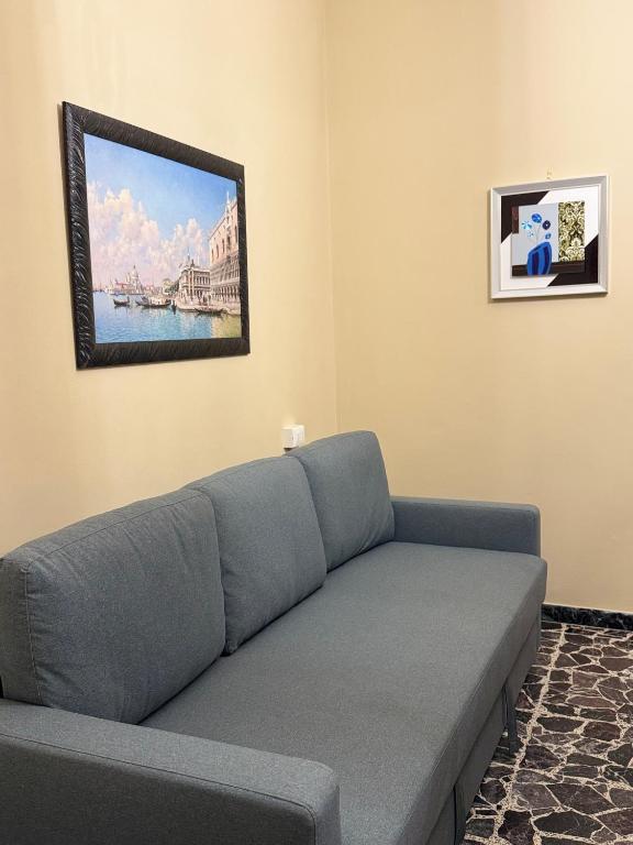 un canapé dans une pièce avec un tableau mural dans l'établissement Sperlonga Center Home, à Sperlonga