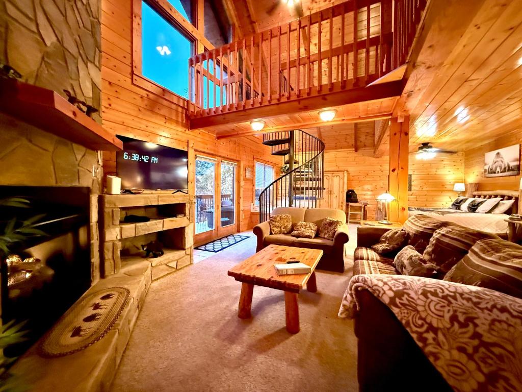 Una gran sala de estar con un sofá y una mesa. en Daa Bears Lodge, en Gatlinburg
