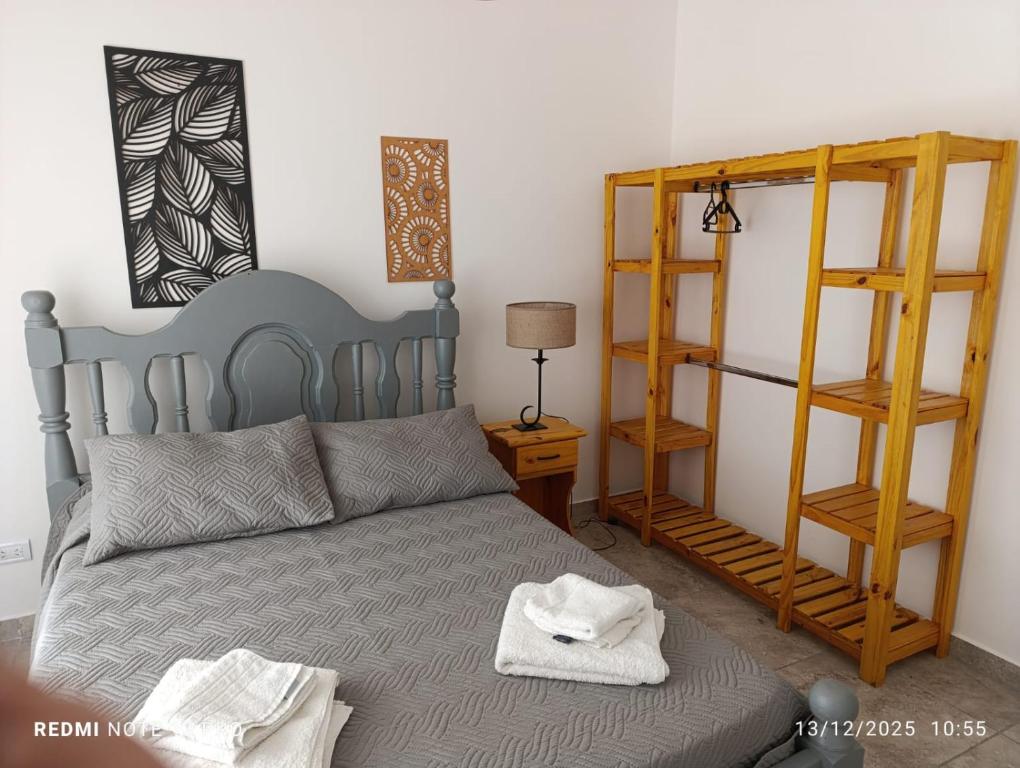 オラバリアにあるDepartamento céntrico planta bajaのベッドとタオル2枚のある寝室