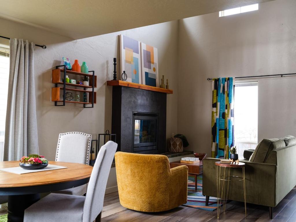 Khu vực ghế ngồi tại VISTA 406 Modern Mountain Condo