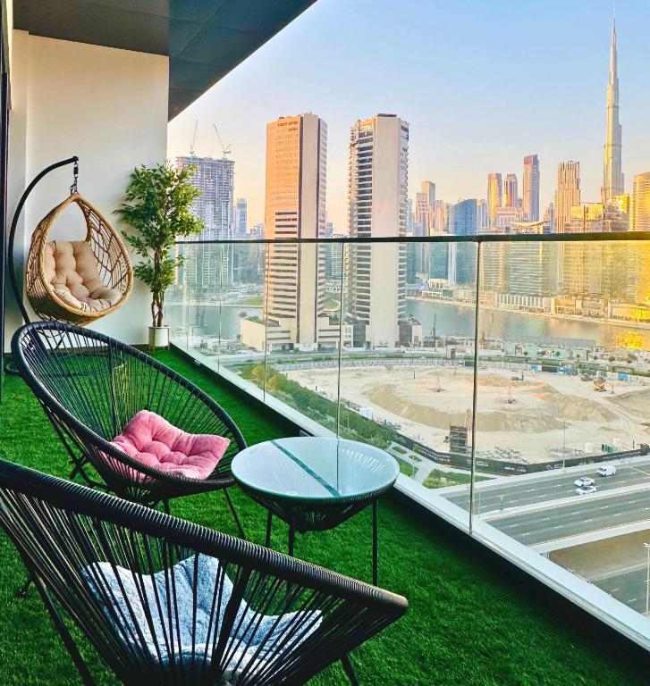 luxury-burj-khalifa-canal-view-apartment-business-bay-downtown