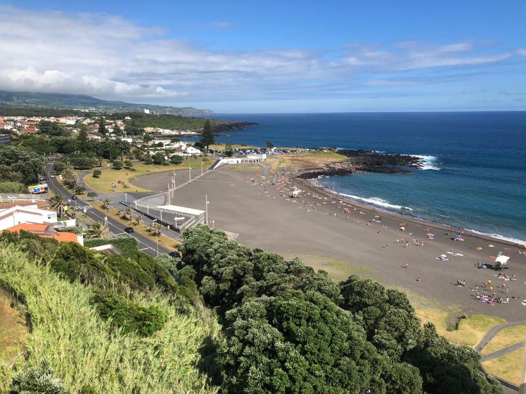 una vista aerea di una spiaggia con folle di persone di Pópulo Mar a Ponta Delgada