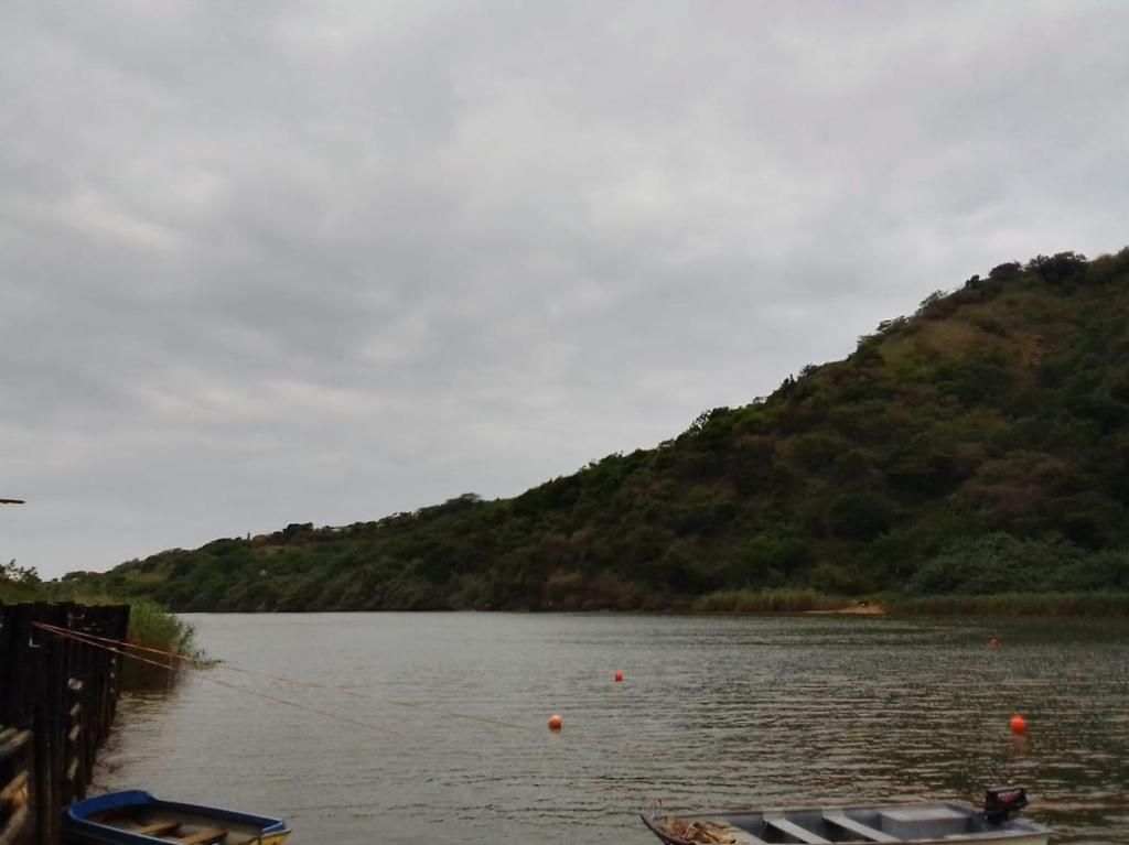 een watermassa met twee boten erop bij 115 Eden wilds in Port Edward