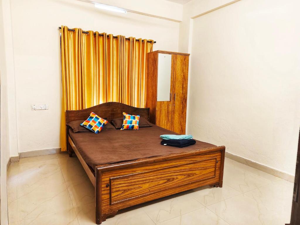 Postel nebo postele na pokoji v ubytování Sri Parthasarathy Inn