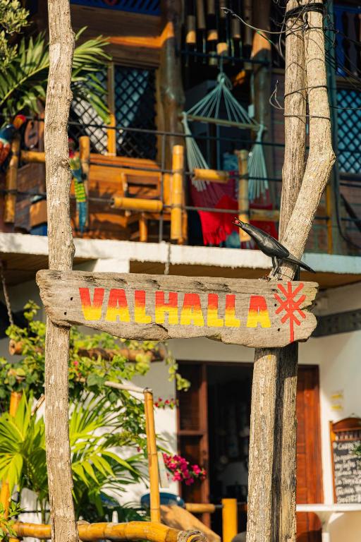 a wooden sign that saysvalhalla in front of a building at Cabaña Alojamiento Valhalla in Rincón