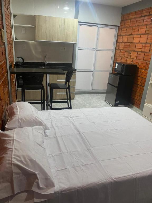 Cette chambre comprend un grand lit et une cuisine. dans l'établissement Libertad, à Clorinda