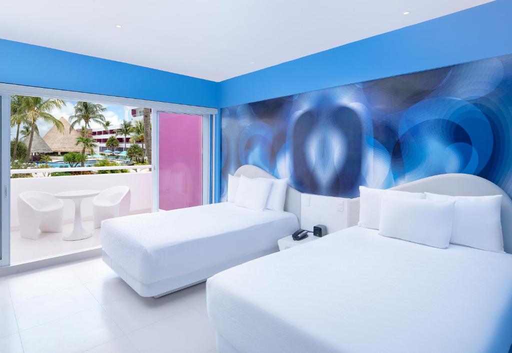 Cama o camas de una habitación en Temptation Cancun Resort - All Inclusive - Adults Only