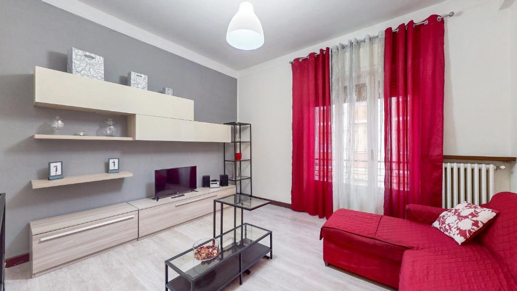 ein Wohnzimmer mit roten Vorhängen und einem roten Sofa in der Unterkunft AltaVista in Acqui Terme
