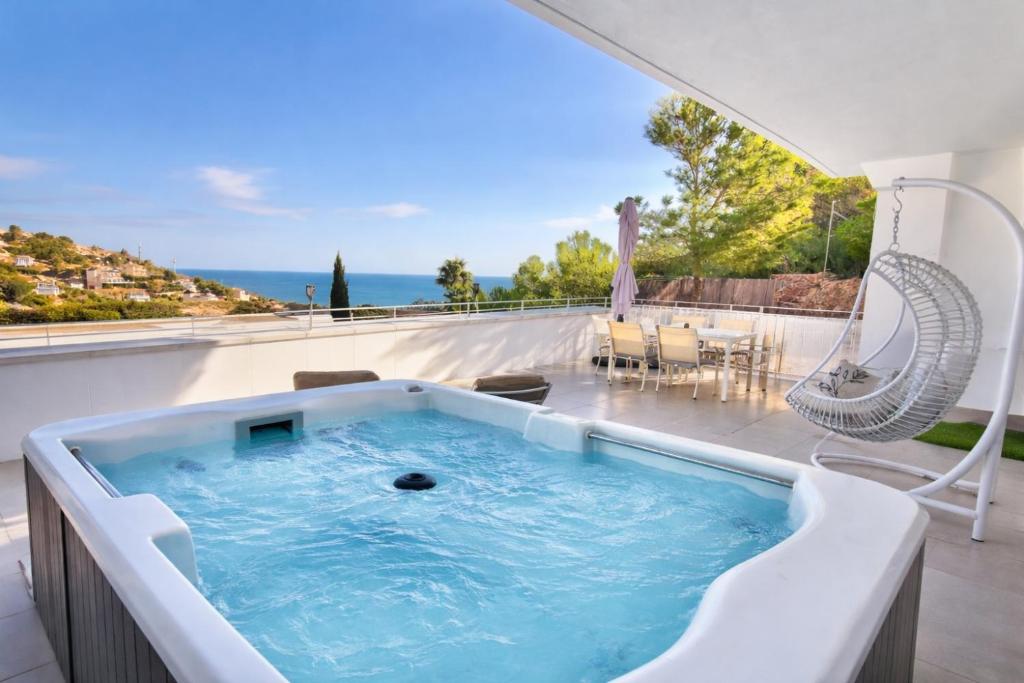een hottub op een balkon met uitzicht op de oceaan bij Casa del Sol in Altea