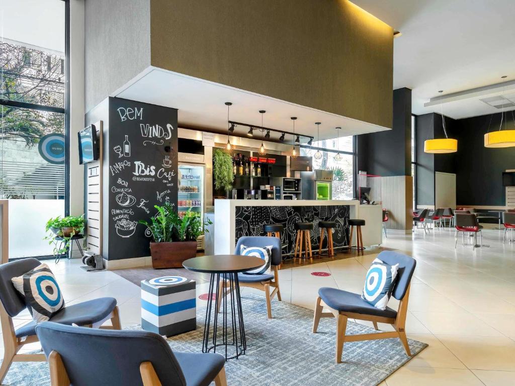 Khu vực lounge/bar tại ibis BH Afonso Pena Savassi
